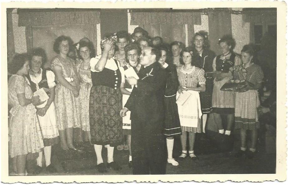 Ostern trat der Kinderchor auf Ostern trat der Kinderchor auf
