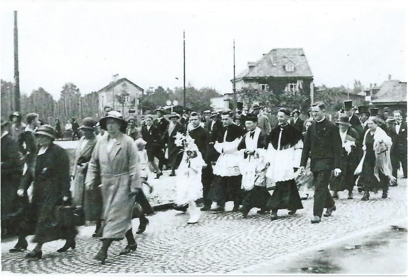 Pfarrer Pflüger bei seiner Primiz in München-Milbertshofen