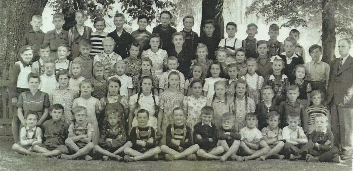 Schüler vermutlich des Jahrgangs 1948/49 zusammen mit ihrem Lehrer Köhler