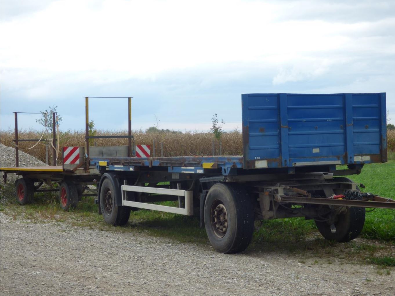 Aktuell in der Landwirtschaft üblicher Lkw-Anhänger vorne, dahinter Anhänger, wie früher üblich